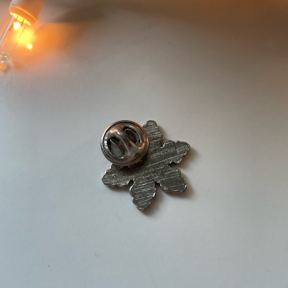 Snowflake Pin ❄️ - Picture 2 of 4